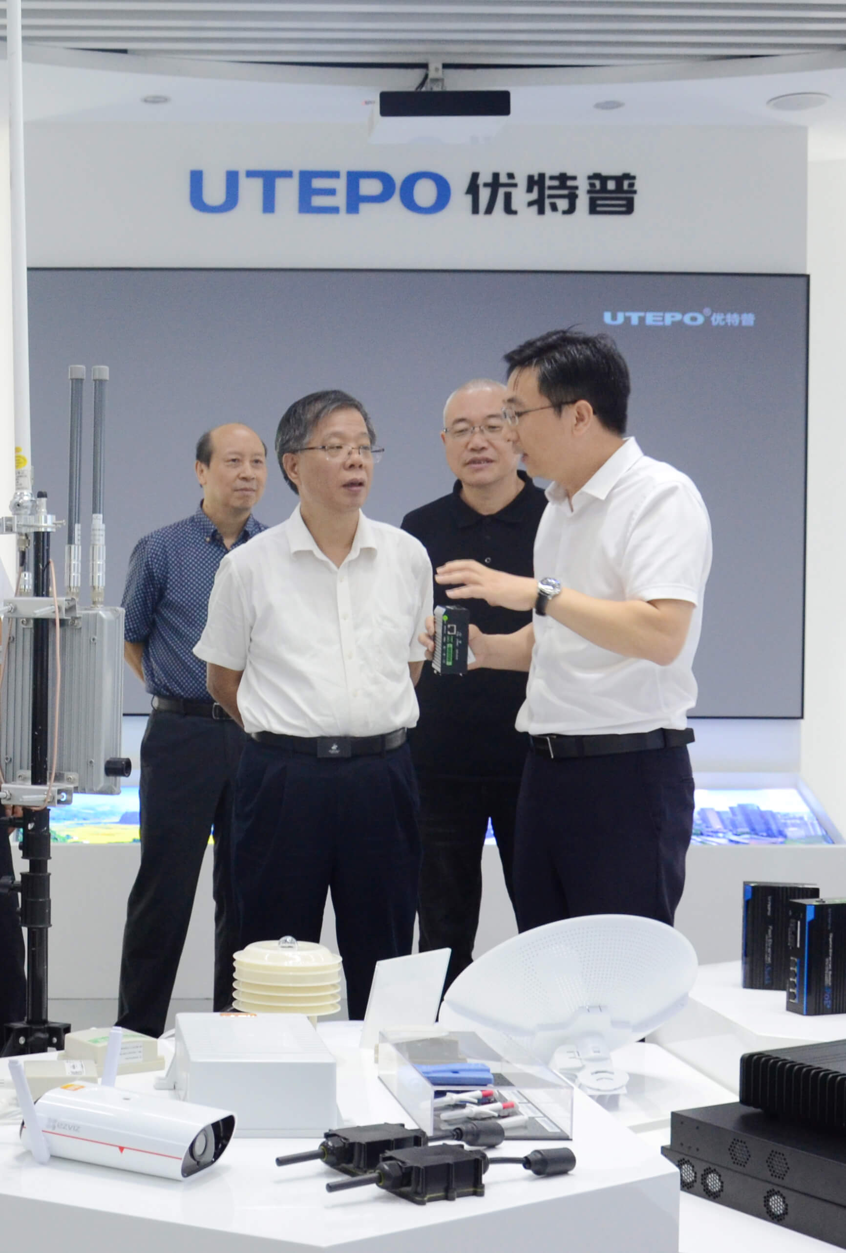 省工信廳廳長涂高坤(前排左)、省統(tǒng)計(jì)局局長楊新洪（后排右）、省政府研究室處長吳玉明（后排左）與優(yōu)特普董事長聶懷東親切交流