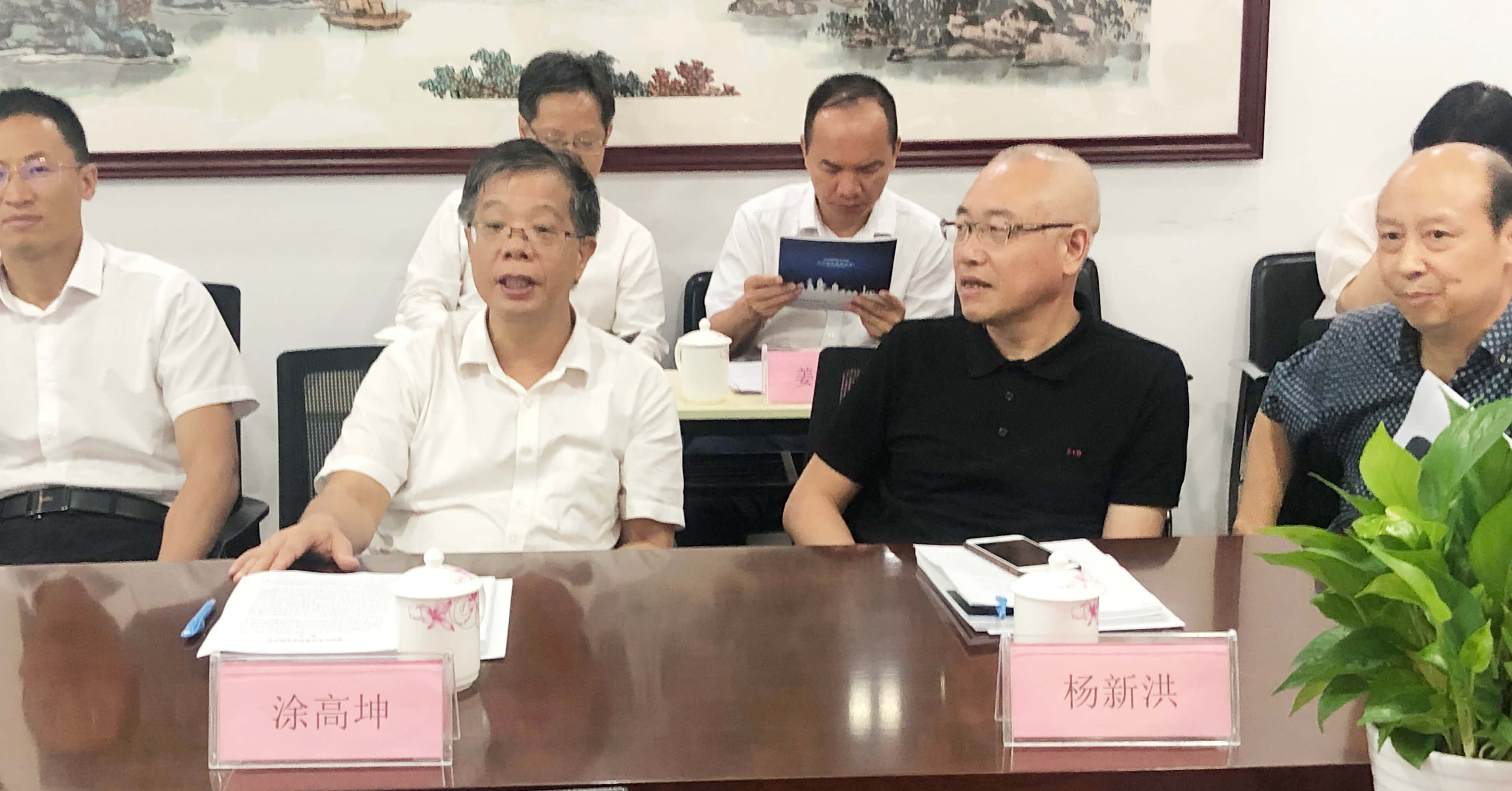 調(diào)研組認(rèn)真聽取優(yōu)特普董事長聶懷東的匯報(bào)與介紹